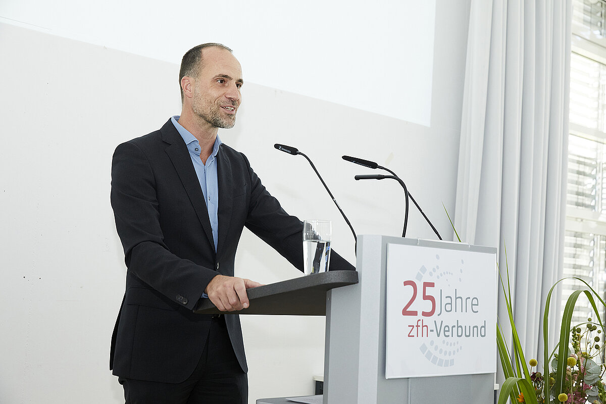 Minister RLP Herr Clemens Hoch hält eine Rede