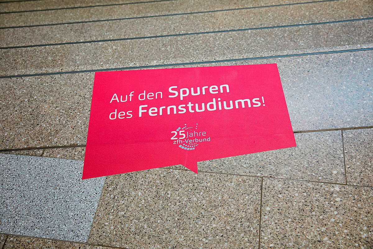 Richtungsweiser "Auf den Spuren des Fernstudiums"