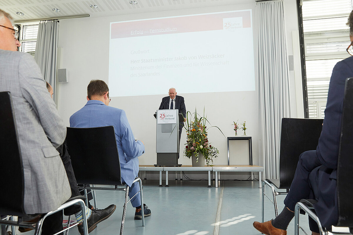 Minister des Saarlandes Herr Jakob von Weizsäcker hält eine Rede