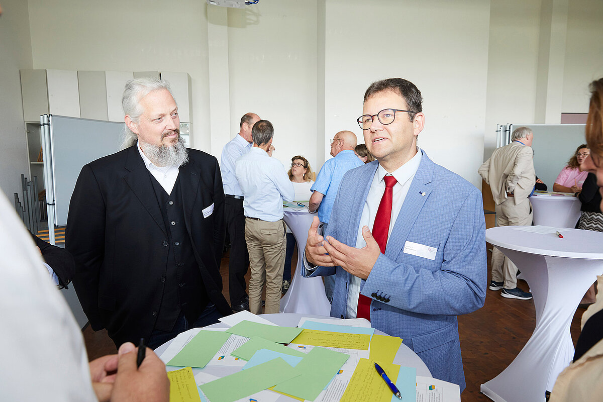 Prof. Dr. Ralf Haderlein und Prof. Dr. Jörg Schlingensiepen unterhalten sich 