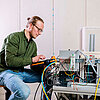 Techniker überprüft die Funktionsweise der Leitungen 