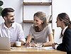 Mitarbeiter besprechen Ideen