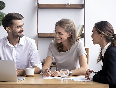 Mitarbeiter besprechen Ideen