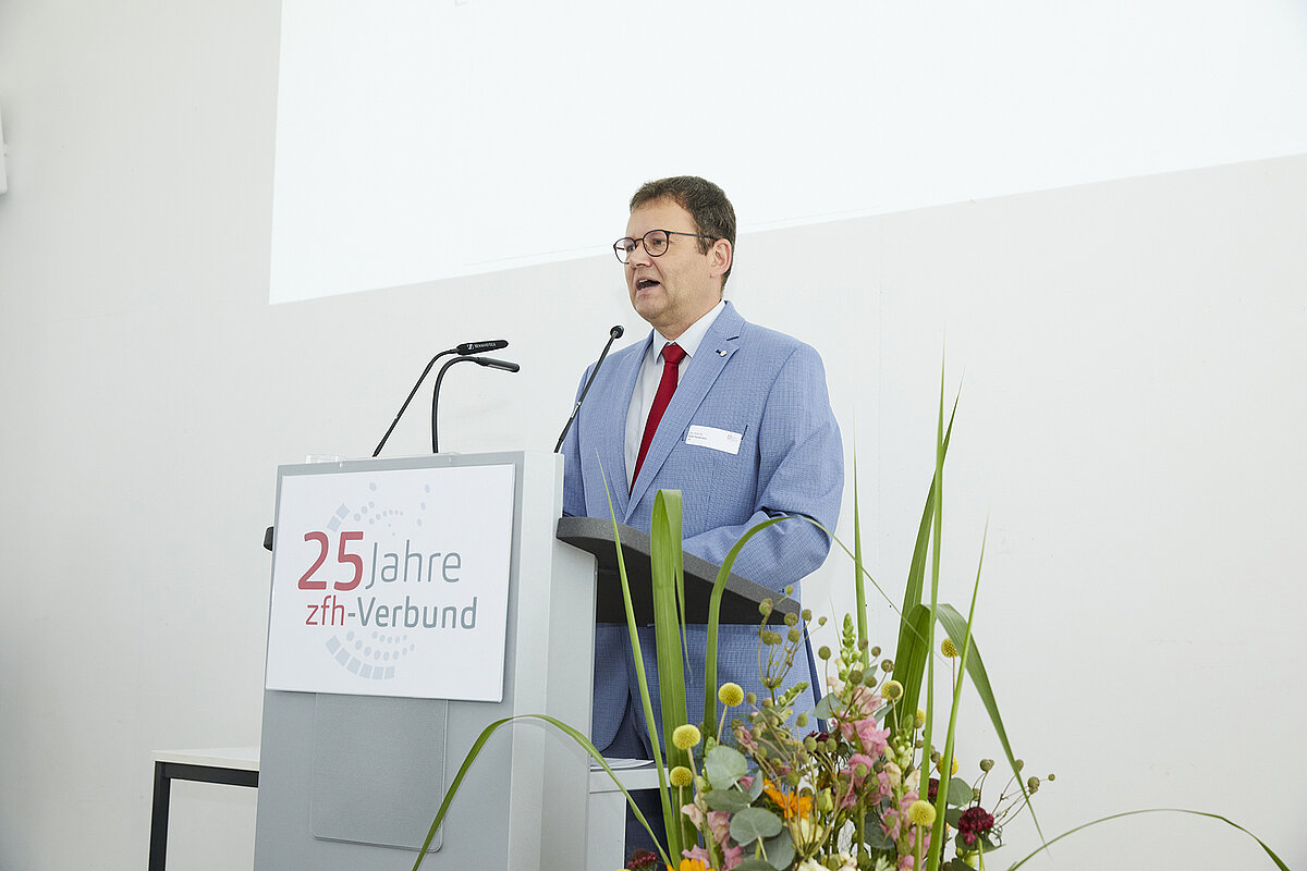 Prof.Dr. Ralf Haderlein hält eine Rede 