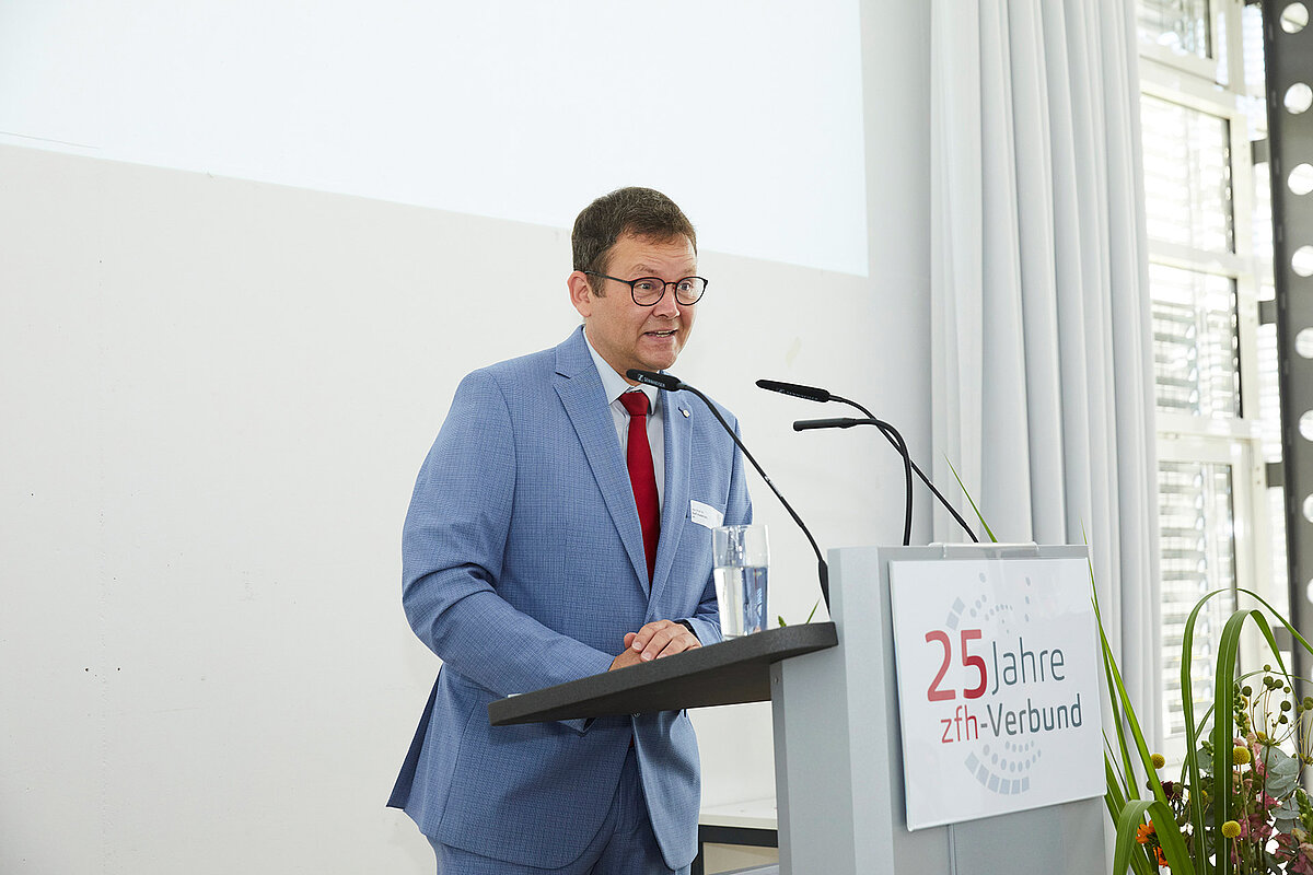 Prof. Dr. Haderlein hält eine Rede
