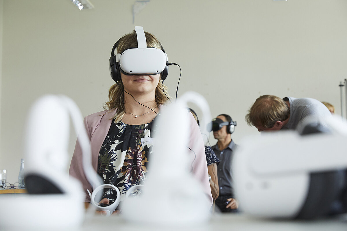 Mitarbeiterin Johanna Richter testet die VR-Brille 
