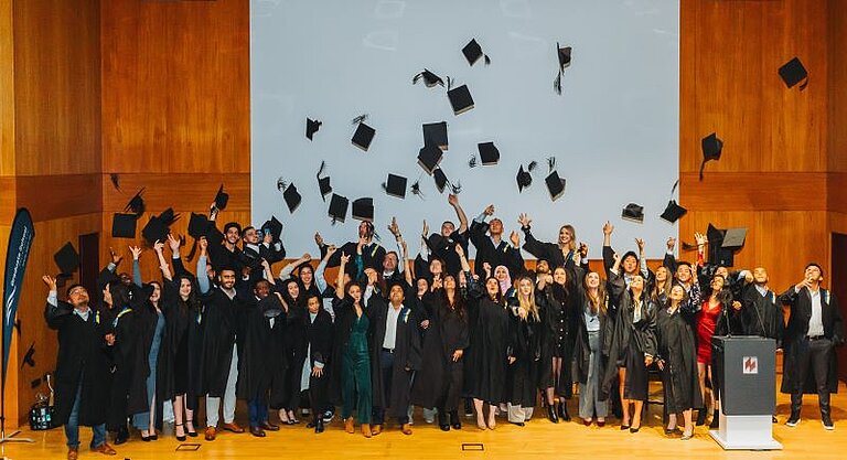 MBA-Absolventen lassen die Hüte fliegen an der Hochschule für Wirtschaft und Gesellschaft Ludwighafen