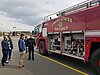 Männer schauen sich Feuerwehrauto an