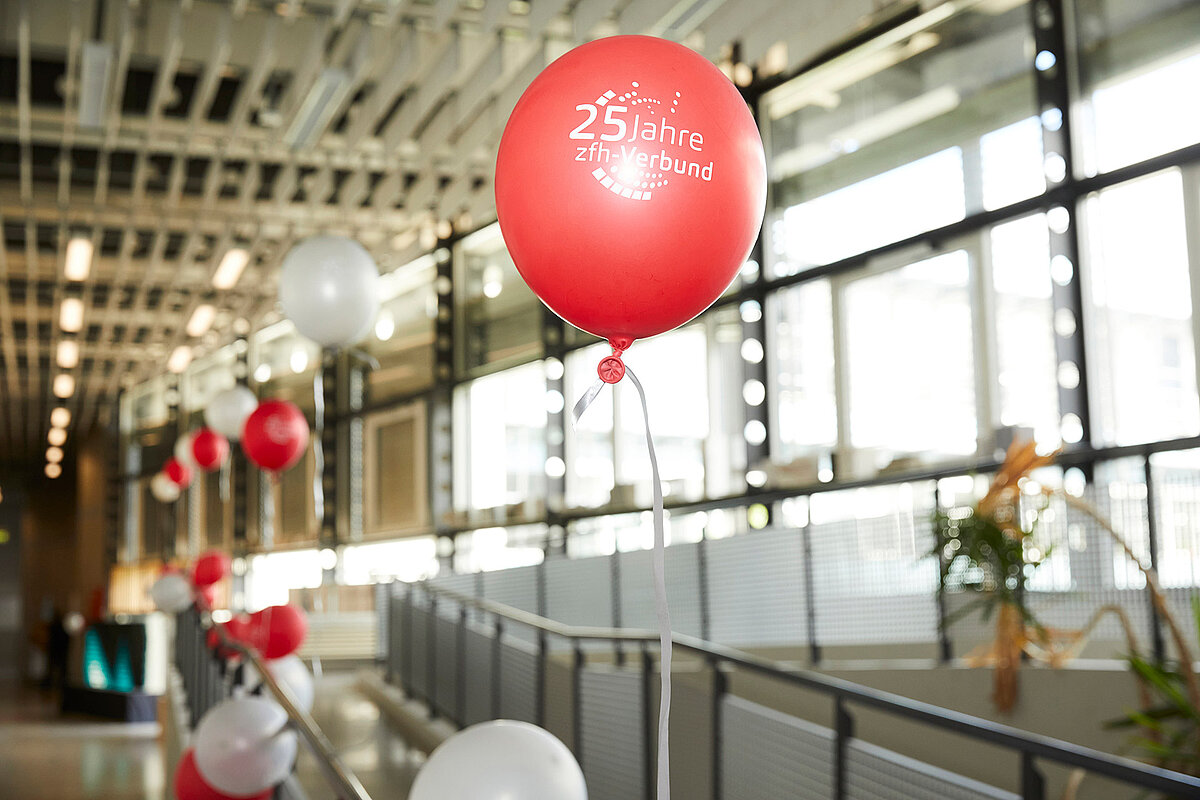 Roter Ballon mit Jubliäum Schriftzug 