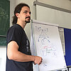Mann vor einem Flipchart