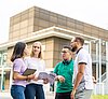 Studierende stehen draußen