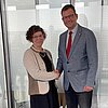 Vizepräsidentin, Prof. Dr. Christiane Jost gratuliert Prof. Dr. Ralf Haderlein