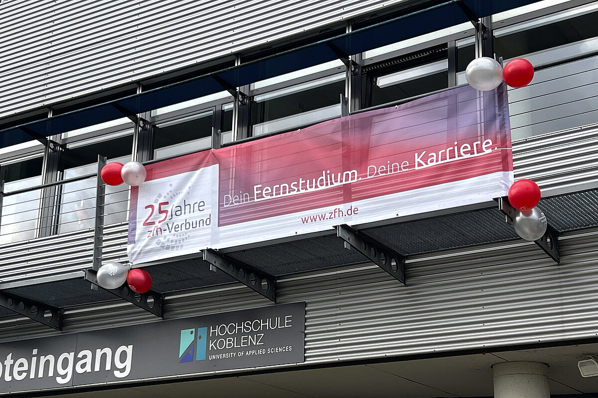 Jubiläums-Banner an der Außenfassade der Hochschule Koblenz
