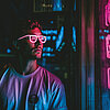 Mann im Neonlicht