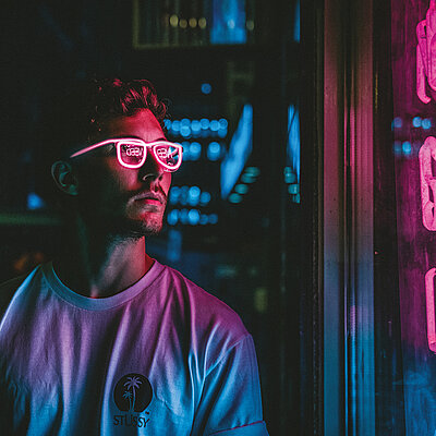 Mann im Neonlicht