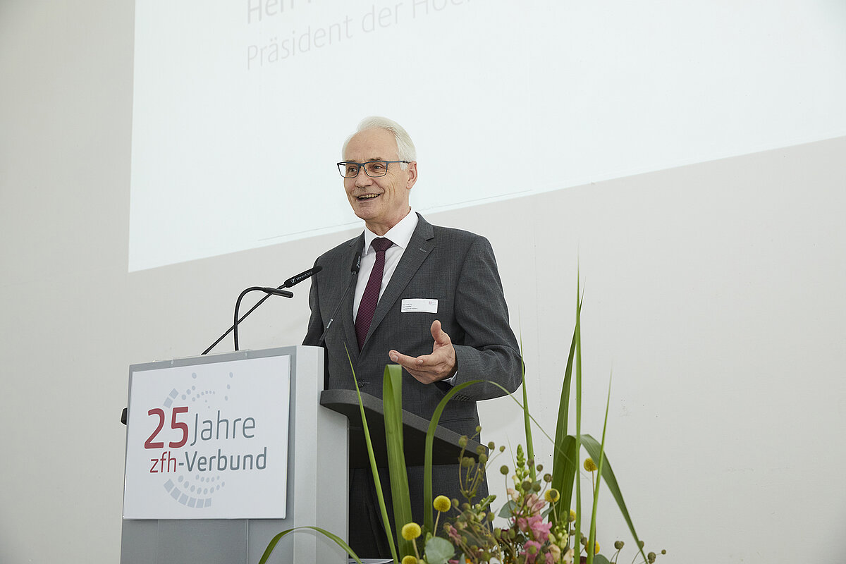Hochschulpräsident Prof. Dr. Karl Stoffel hält eine Rede 