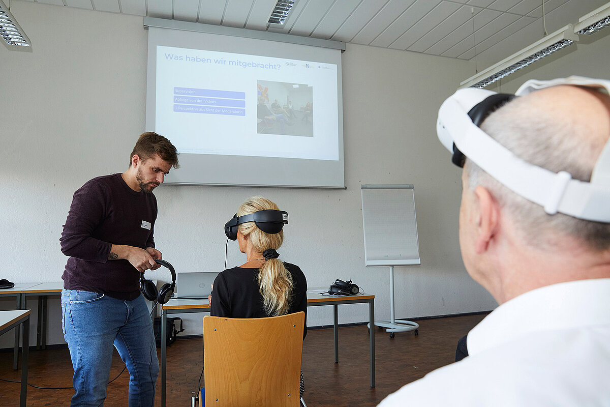 Frau Dr. Klinkner nimmt an dem VR-Workshop teil 
