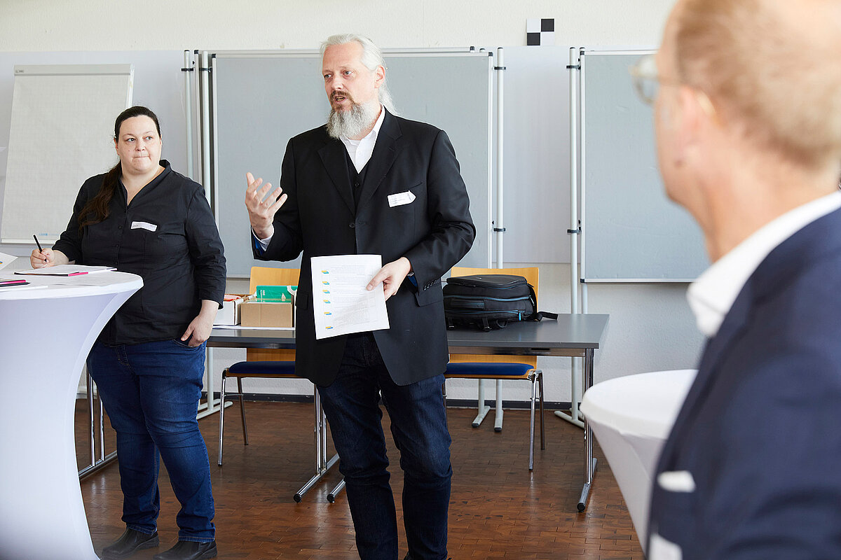 Prof. Dr. Jörg Schlingensiepen hält einen Vortrag