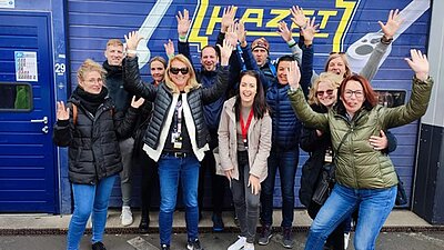 Erfolgreiche MBA Motorsport-Management Absolventinnen und Absolventen mit der Studiengangsleitung Prof. Dr. Bettina Reuter (4. von links) | Foto: Martin Nickel