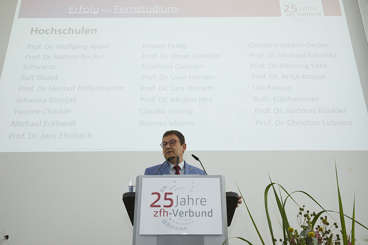Prof. Dr. Ralf Haderlein hält eine Rede 