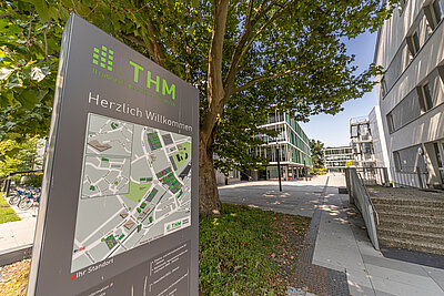 Gebäude der TH Mittelhessem mit Wegweiser-Karte