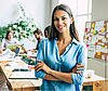 Workshopsituation - Studierende im Raum mit zwei weteren Personen im Hintergrund