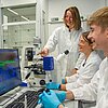 Studierende im Labor an der TH Bingen