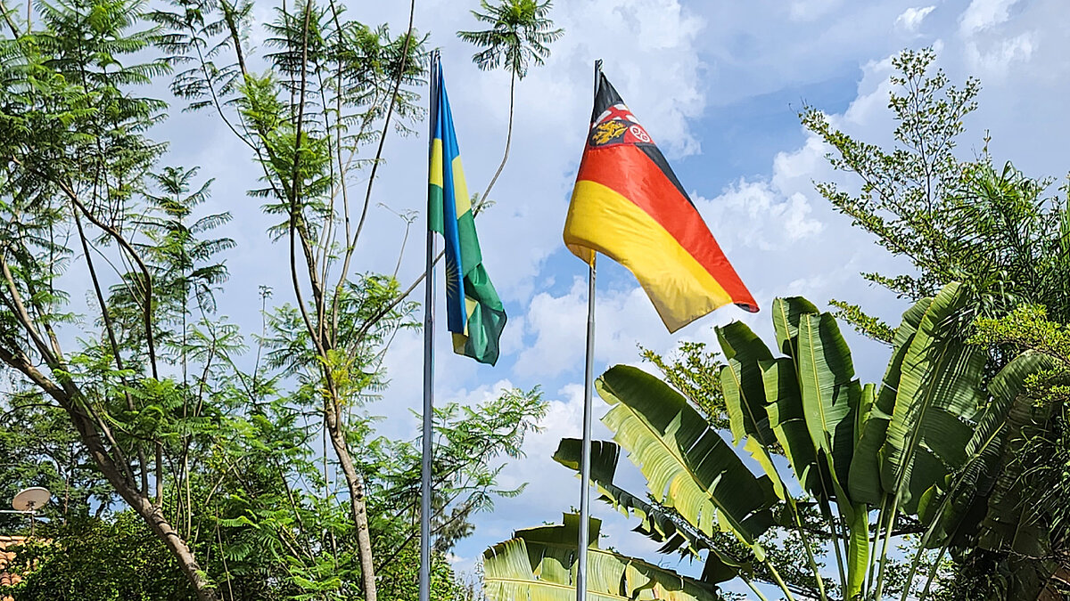 Die Deutsche Flagge und die Flagge Ruandas