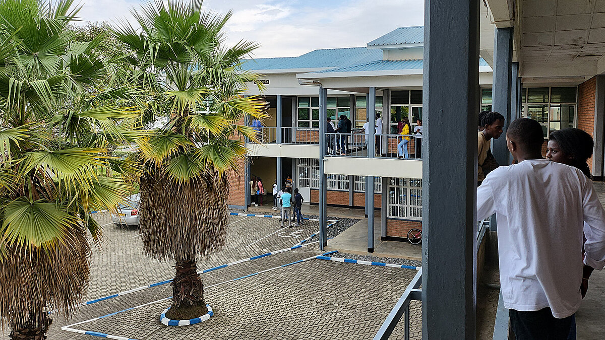 Menschen auf dem Uni Gelände in Ruanda 