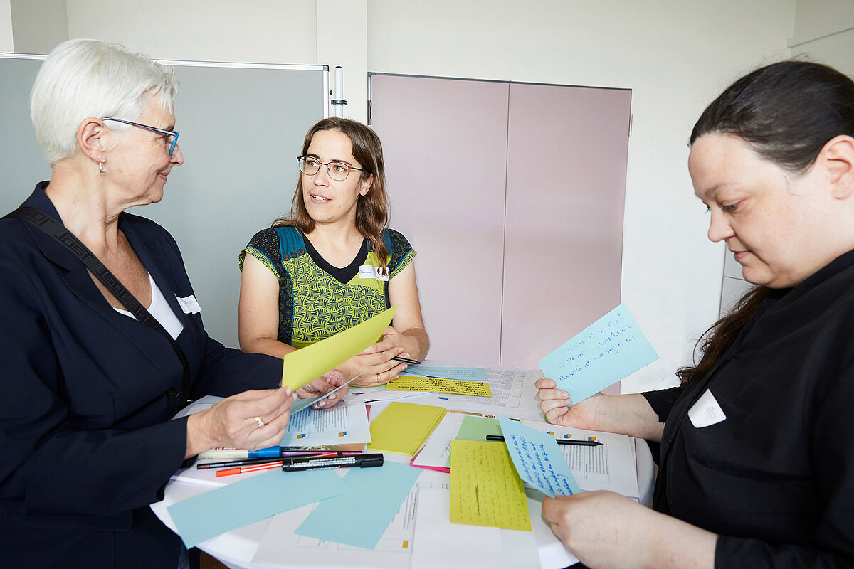 Gäste besprechen Inhalte des Workshops