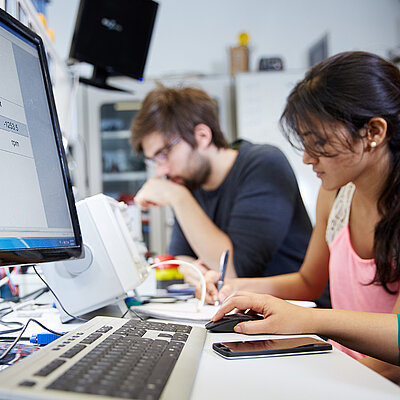 Studierende arbeiten