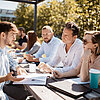 Austausch im grünen Klassenzimmer in der RecreationArea am RheinAhrCampus. (Quelle: HS Koblenz/Dennis Penner)