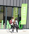 Studentinnen vor dem Gebäude der TH Mittelhessen