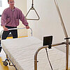 Masterand Oliver Fleck mit wiegendem Bett