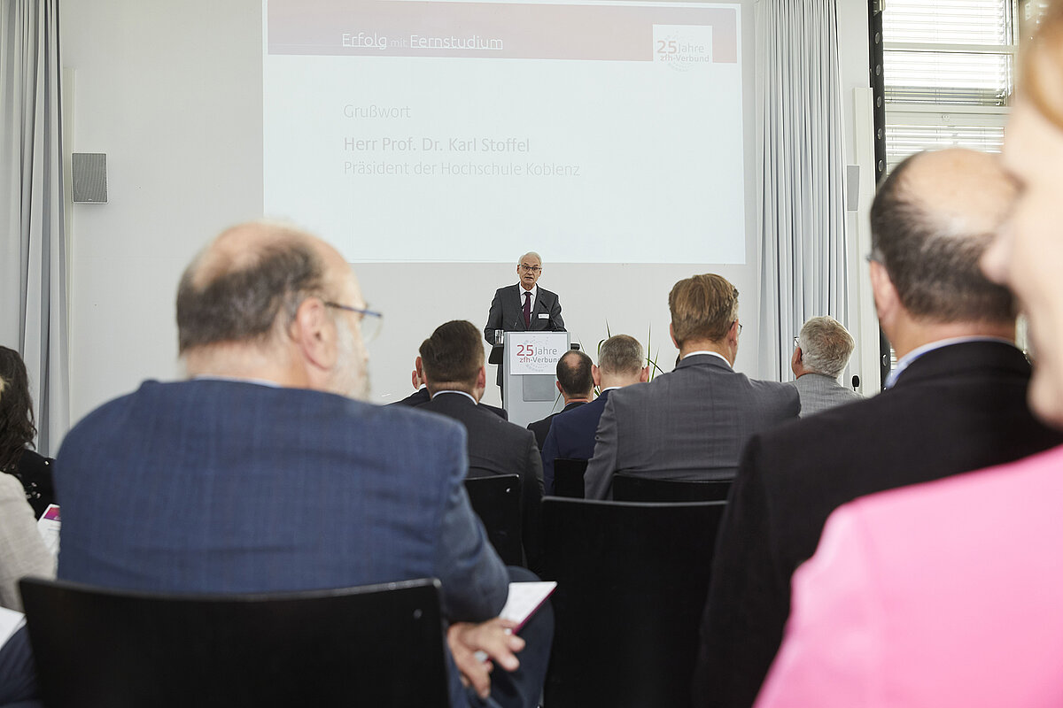 Hochschulpräsident Prof. Dr. Karl Stoffel hält eine Rede