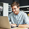 Student arbeitet am Laptop