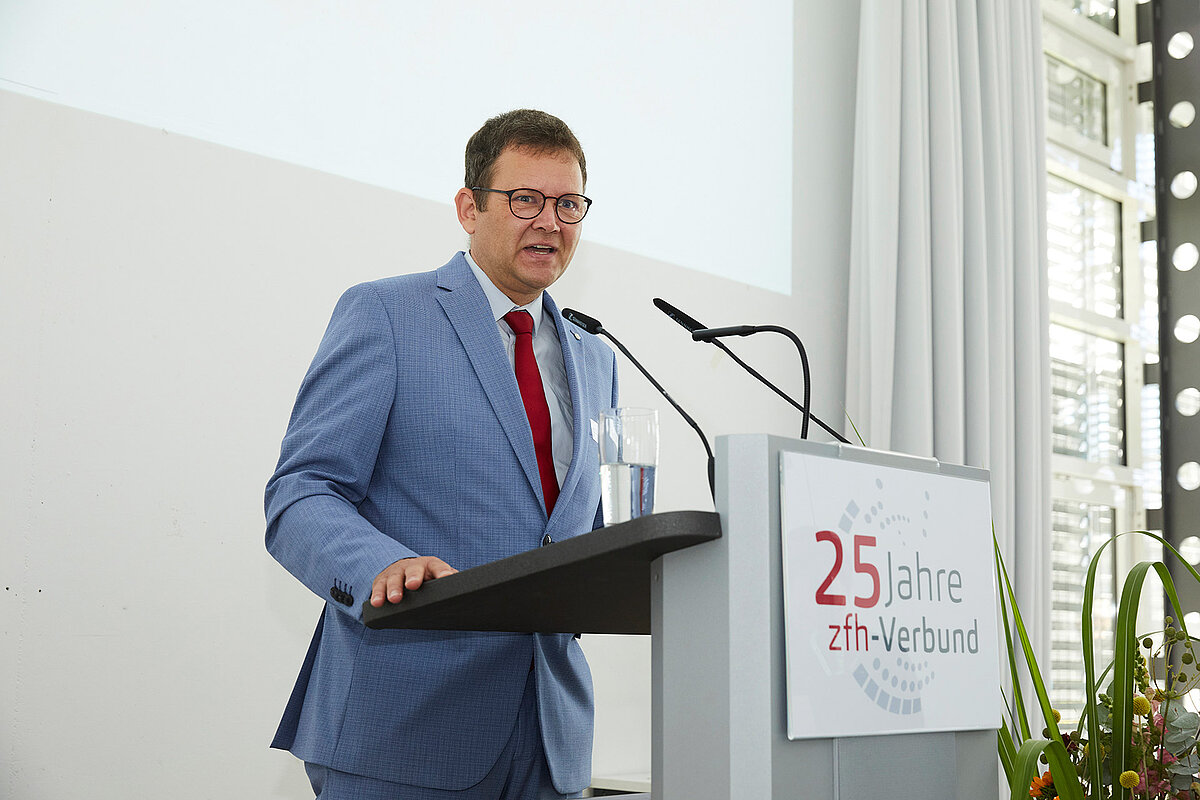 Prof. Dr. Ralf Haderlein hält eine Rede 