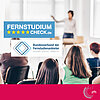 Studierende mit Lehrendem in einem Seminarraum