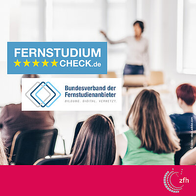 Studierende mit Lehrendem in einem Seminarraum